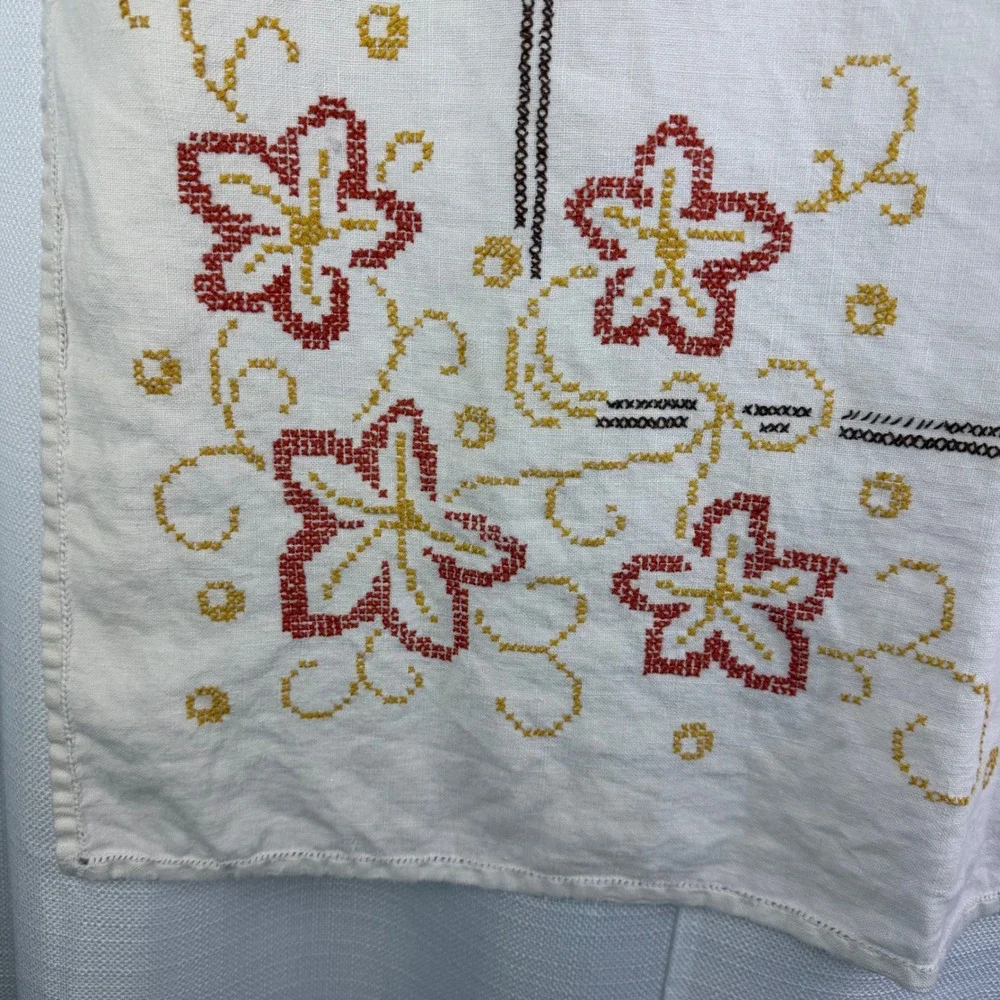 Vintage Hand Embroidered Linen Tablecloth Square Cross Stitch Floral 31.5 x 30.5